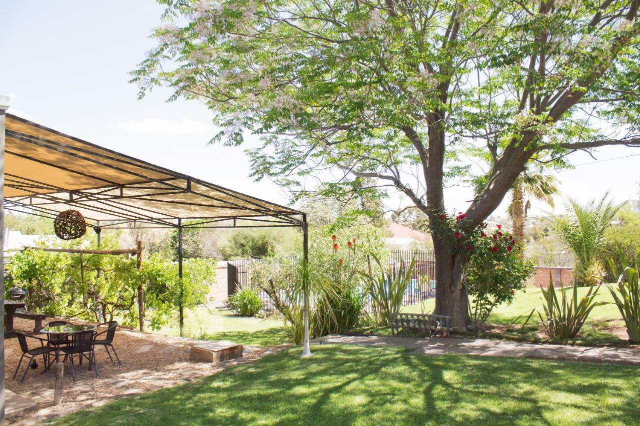 Hotel Haus Holzapfel Beaufort West Esterno foto