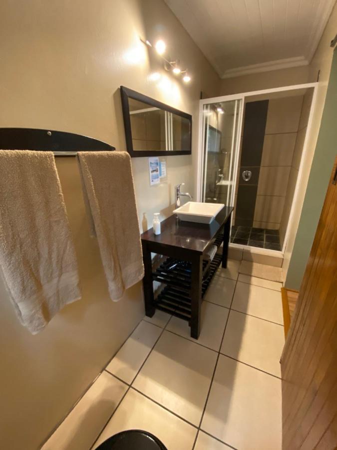 Hotel Haus Holzapfel Beaufort West Esterno foto