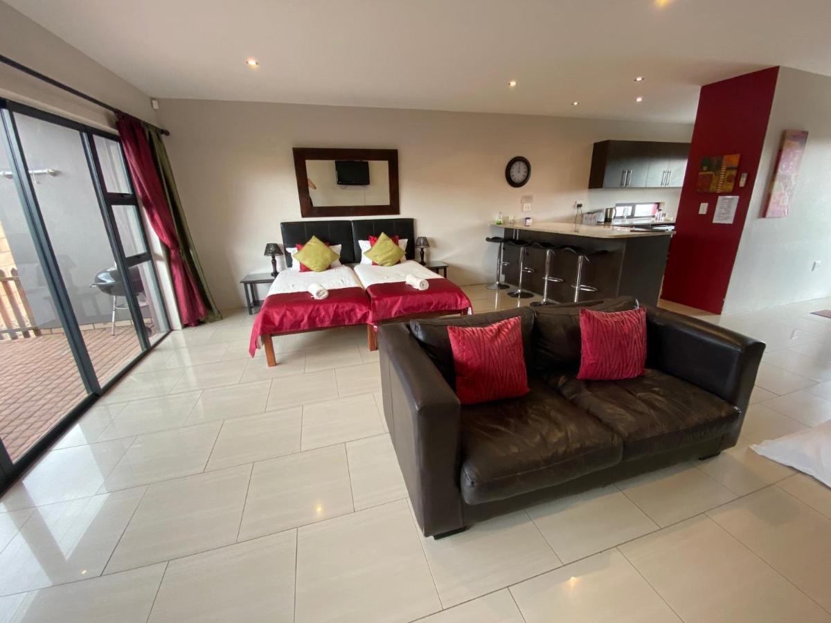 Hotel Haus Holzapfel Beaufort West Esterno foto