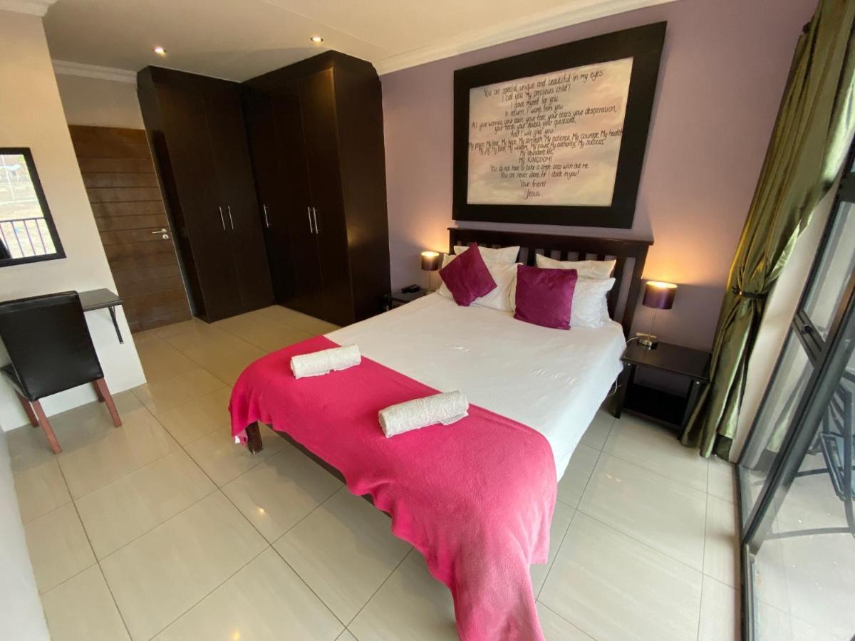 Hotel Haus Holzapfel Beaufort West Esterno foto